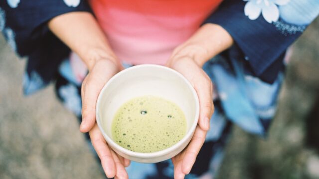 甘酒の白い温かい飲み物が入ったカップのイメージ