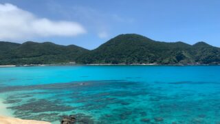 沖縄・慶良間諸島のエメラルドグリーンの海と珊瑚礁
