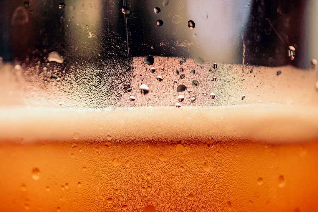 グラスに注がれたビールの泡と結露のクローズアップ