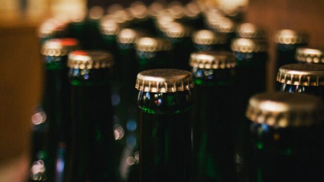 クラフトビールが複数本並ぶ定期便のイメージ