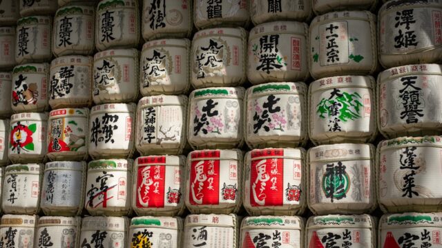 秋田県の日本酒蔵と酒瓶のイメージ写真