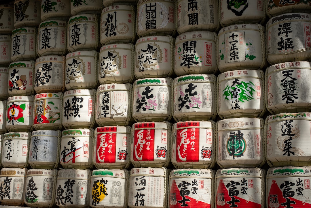 秋田県の日本酒蔵と酒瓶のイメージ写真
