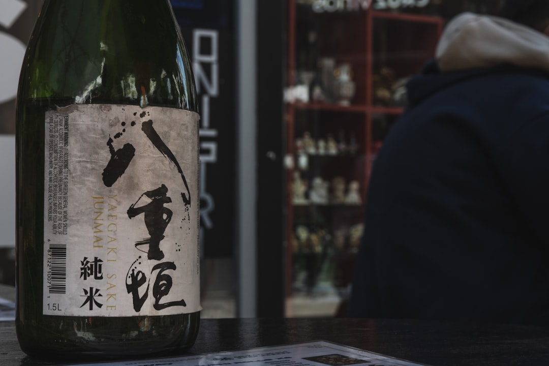 日本語のラベルが貼られた日本酒の瓶がテーブルに置かれている