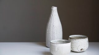 白い陶器の徳利とお猪口2つ