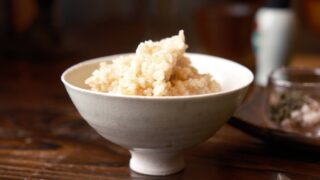 日本酒の升とグラスが並ぶ飲み比べのイメージ