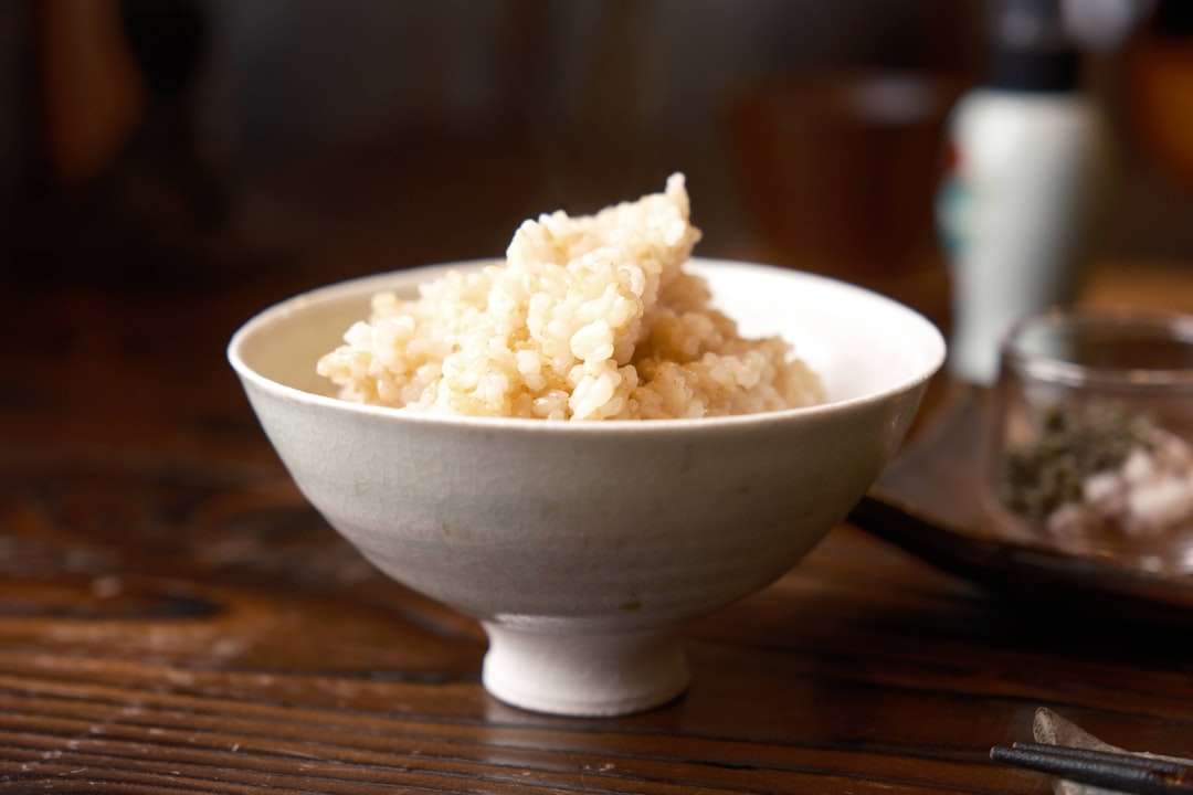 日本酒の升とグラスが並ぶ飲み比べのイメージ