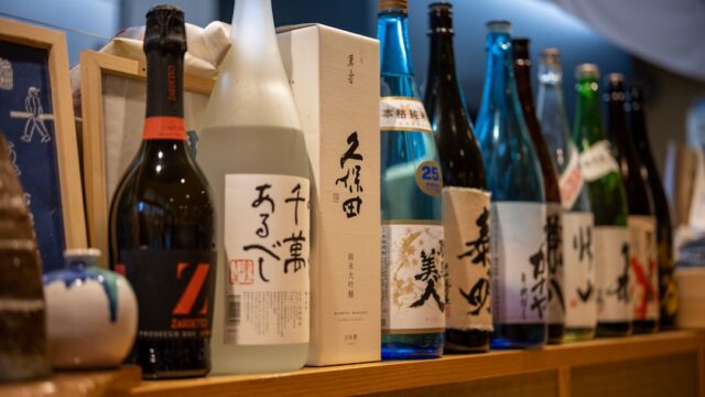 木製の棚に様々なお酒のボトルが整然と並んでいる