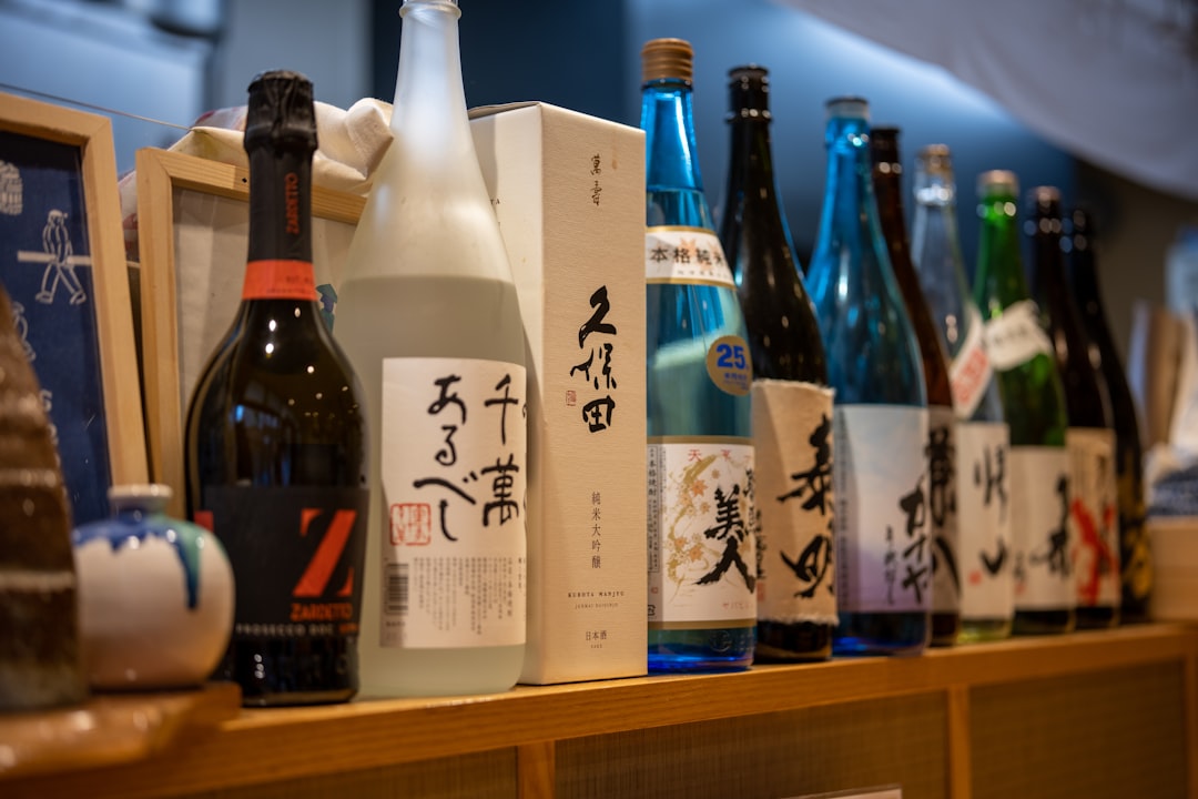 木製の棚に様々なお酒のボトルが整然と並んでいる