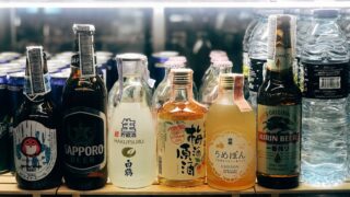 様々な銘柄のお酒のボトルが並んでいる