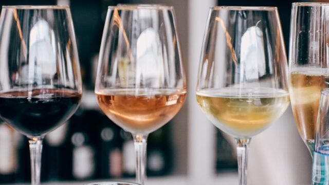 赤ワインと白ワインを飲み比べするグラスのイメージ