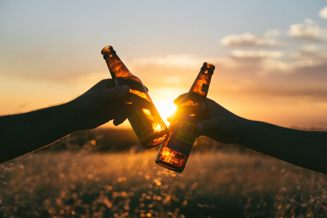 夏の太陽の下で冷たいビールを楽しむイメージ