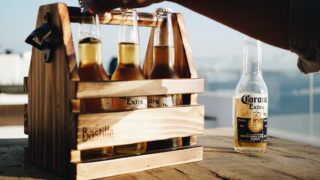 ビールの瓶や缶がギフトボックスに入っている様子