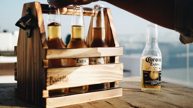 ビールの瓶や缶がギフトボックスに入っている様子