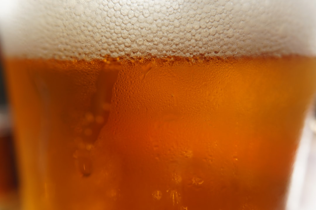 グラスに注がれたビールの泡と液面のクローズアップ