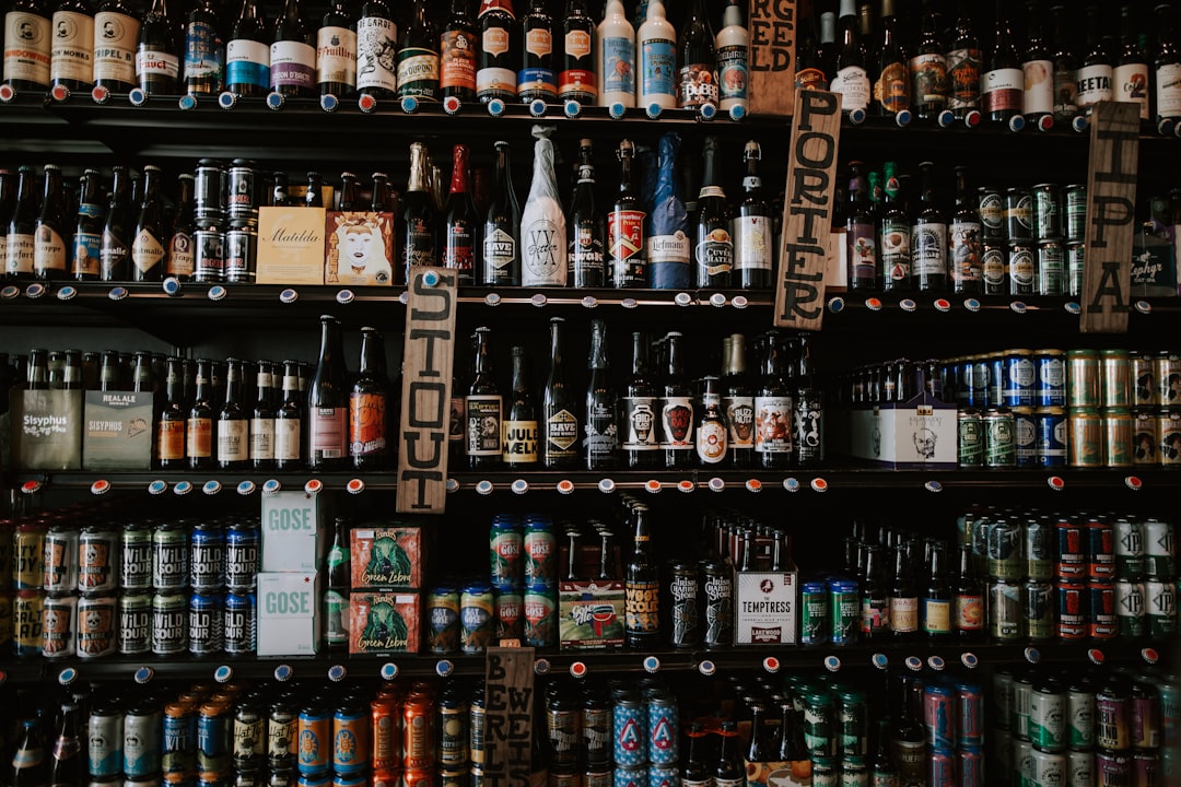 様々な種類のビール瓶が並んでいるイメージ