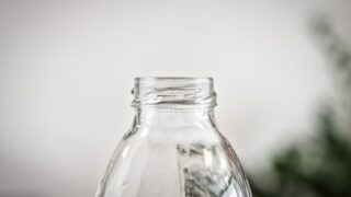 背景をぼかした透明なガラス瓶の口元