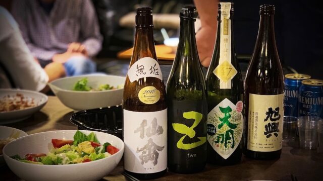 宮崎県都城市の芋焼酎「黒霧島」をイメージした瓶とグラスの写真